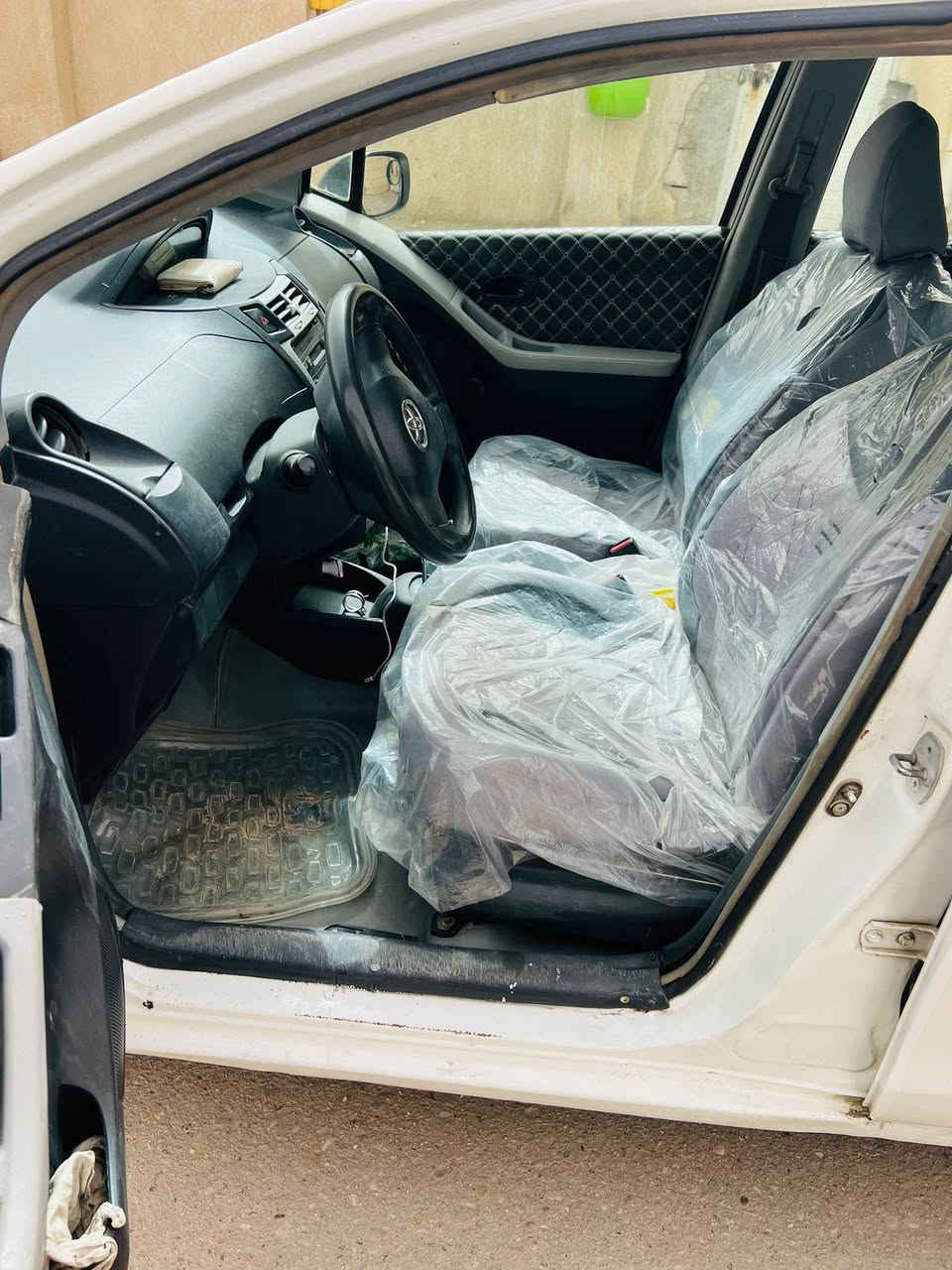 السلام عليكم للبيع تويوتا يارس صالون مديل 2006 محرك 1600ccm سياره حلوه وجاهز من كلشي رقم دولي بصره تحويل مباشرة سنويه 2030 مكان سياره بصره القرنه بني منصور سعرها 50وبيه مجال رقم الهاتف ***********
