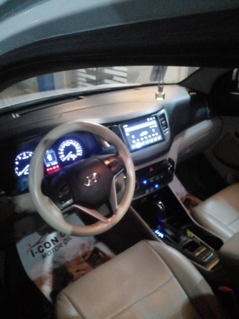 السلام عليكم
عندي توسان خليجي موديل ١٨  رقم بغدااد
محرك ٢٠٠٠دوش مكفوله صبغ   عدا دعاميات 
وبارد بسيط باب خلفي 
كشنات جلد حساسات   شاشه  تبريد ٢قطعه 
وبعد  بيه هوايه مواصفات  لدات 
السعر ١٧٥ 
مبايل ***********
