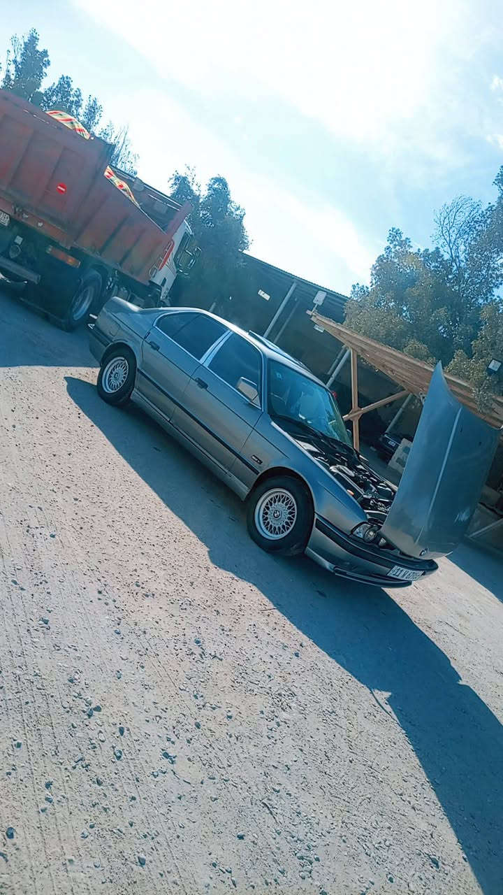 السلام عليكم بي ام دبليو موديل 1991 535 سياره جاهزه مانقص شي تبريد حداد طخم تيرات كله جداد سياره مصبوغه فقط جماليه سنوه لحد غايت 2030عنوان السياره بصره زبير السعر 50وبيه مجال الطيبين ***********
