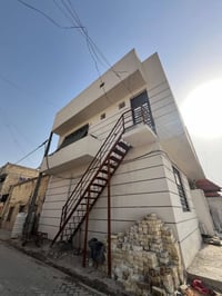 نصف قطعة للبيع 72 متر مربعة وركن شارع عريض مقابيلها سياج مدرسة بناء حد...