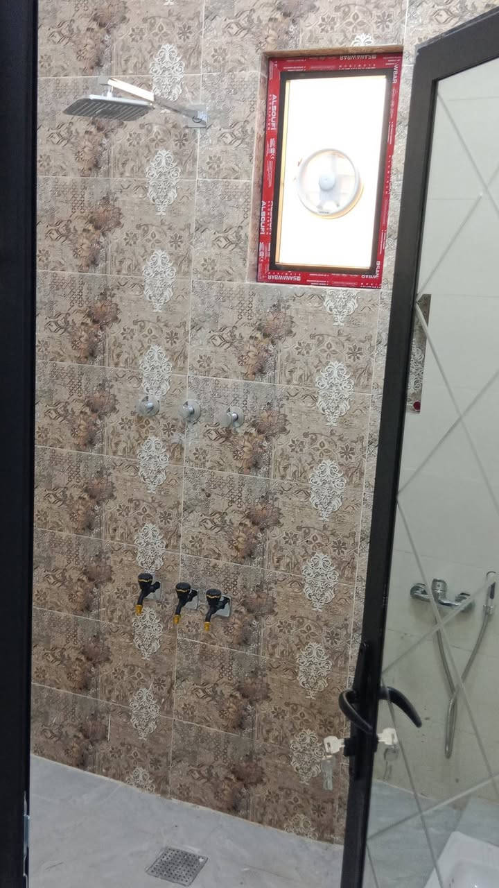 السلام عليكم ورحمه الله وبركاته بيت خلف مرور الرستميه منطقة الاستثمار طابقين ونص ٤غرف نوم ٤حمامات بناء درجه اولى السعر ١٥٨ للاستفسار الاتصال ***********
