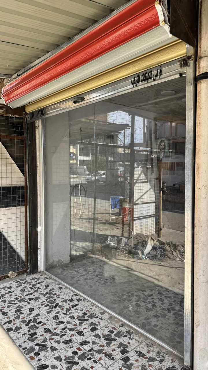 واجهة محل للبيع 
جام والمنيوم  4 قطع   من ظمنها باب محل كل قطعه متر وربع وارتفاع مترين ونص  المجموع 5 امتار
تقريبا كامله هيه وقواعدهه

الجام ثخين 10 ملم
مكانهه الحسينيه قرب فلكة ابو سمير
سعرهن  ب300 الف وبيهن مجال بسيط

***********
