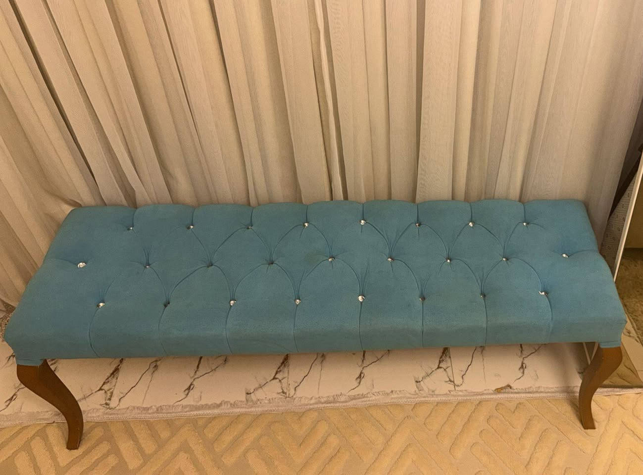 طابورية عريضة او شازلوا يسموهة طبعن كلش نضيفة وكعتهة كلش مريحة ترهم تتخلى بلغرف او الحولي او المتخل طول ١٤٥ والعرض ٤٥ واي ضرر مابيهة بلخشب او الاقماش شرط نضافتهة 99 بلمية صارلهة تقريبن ٣ سنوات عندي والله شاهد اخذتهة من مزاج سنتر بلعرصات تركي درجة اولى وتكمة والسعر انت انطي سعرك لان اني مكلف بلنشر وشكد توصل اعلى سعر ابيع  ومكاني شارع فلسطين واي استفسار هذا رقمي وتساب راسلني وتدلل ***********
