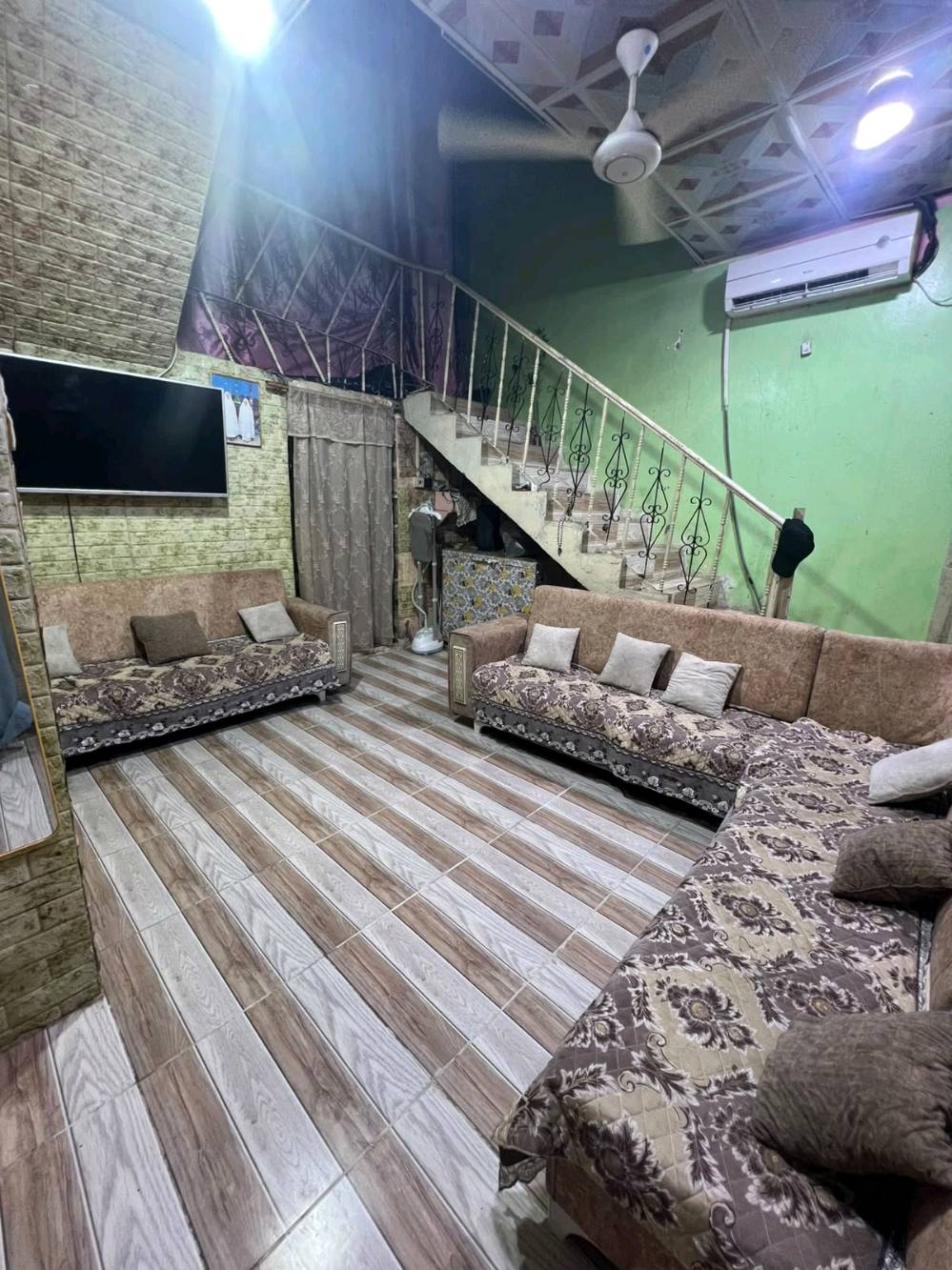 👇 السلام عليكم يتوفر دار سكن تجاوز للبيع ماعلي لا قص ولا ازالة 👇 المساحه 150 متر يحتوي على غرفتين نوم وهول مجمع صحيات داخلية وصحيات خارجية وديوان خارجي 👇 كراج صغير 👇 مطبخ / بيتونه / علما المنزل بالكامل سيراميك 👇 السقف كونكريت مسلح 👇 السقف ثانوي 👇 يتوفر خطين كهرباء وطنية 👇 وكهرباء امبيرات 👇 ويتوفر خطين ما وخط بير ارتوازي 👇 المنزل ركن علي شارعين 👇 المنطقه تحتوي علي جميع الخدمات ما وكهرباء و مستوصف صحي و صيدليه ومدارس ابتدائية 👇الجيران ذهب صافي 👇 العنوان البصره الزبير قرب السيطرة البحرية دور الدواجن 👇 السعر 31 مليون 👇 الاستفسار والمراسله علي الخاص او واتساب *********** 👇👇👇👇👇👇👇👇👇👇👇👇👇👇👇👇👇