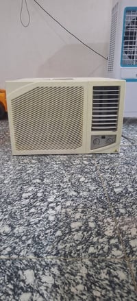 مكيف ٢ طن • نظيف • شرط الشغل