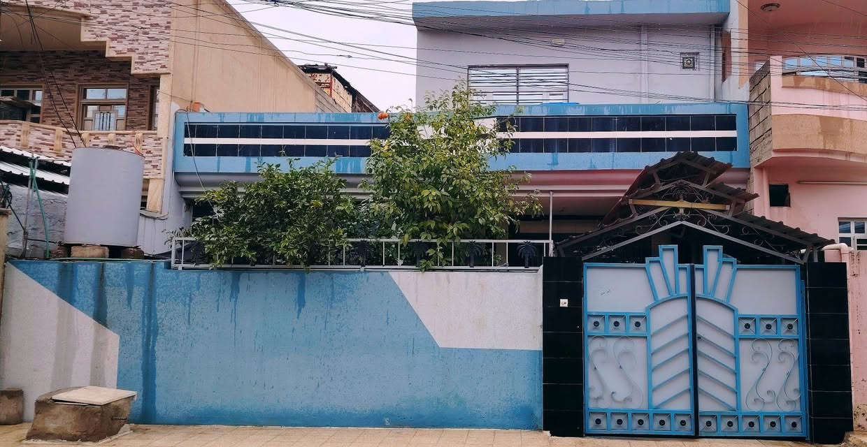 🏠 بيت للبيع – الموصل / حي السلام
🔹 المساحة: 210 متر
🔹 الموقع: حي السلام – قريب جدًا على شارع كركوك
🔹 الملكية: أرض ملك صرف (طابو الزهور)
🧱 تفاصيل البناء:
▪️ الطابق الأرضي:
غرفتين نوم
مطبخ
استقبال
هول
مشتمل
ترك عدد (2)
▪️ الطابق الثاني:
غرفة
سويت كامل
مطبخ
🚗 إضافات:
كراج يسع سيارتين
حديقة صغيرة
📌 البيت طابق ونص – تصميم عملي وموقع ممتاز
📞 للتواصل:
***********
