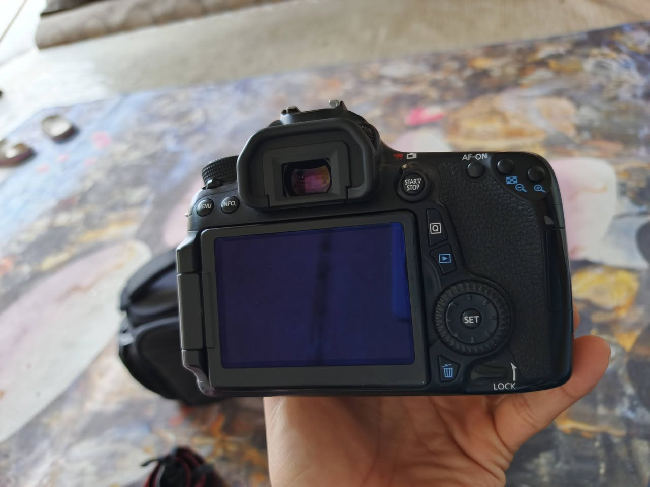 السلام عليكم بيع مستعجل كاميرا كانون 70 دي نظافه 100% شتر 10,000 السعر جدا مناسب 550 وبها مجال العنوان البصره حيانيه ملحقات الكاميرا تحتوي على بطاريه اصليه وشاحنه اصليه ورام 128 وحزام كتف وجنطه وكرتون للتواصل على رقم الهاتف ***********
