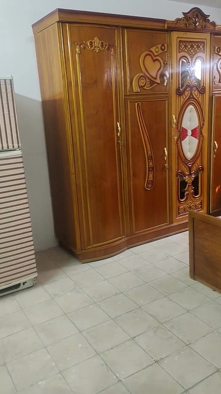 السلام عليكم غرفه اخشاب للبيع وثلاجه مكاني بغداد الاعلام يم تقاطع درويش وهاذا رقمي ***********

