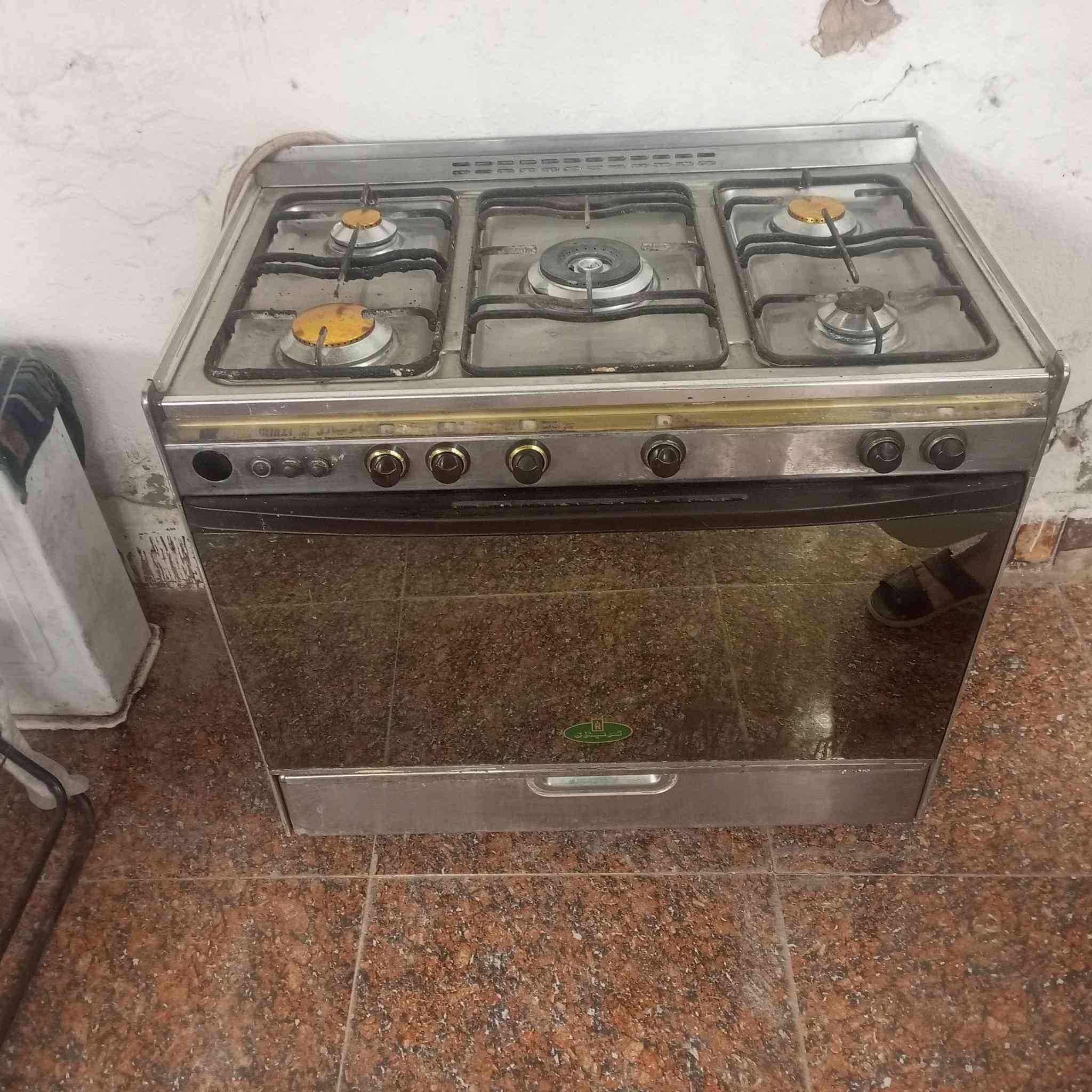 السلام عليكم كاونتر مترين 250طباخ كريازي شغال نضيف 125كاونتر متر ونص ويا سنك متر ونص 150ثلاجه بيضه75ثلاجه حمرة 60شراي يتصل ***********
