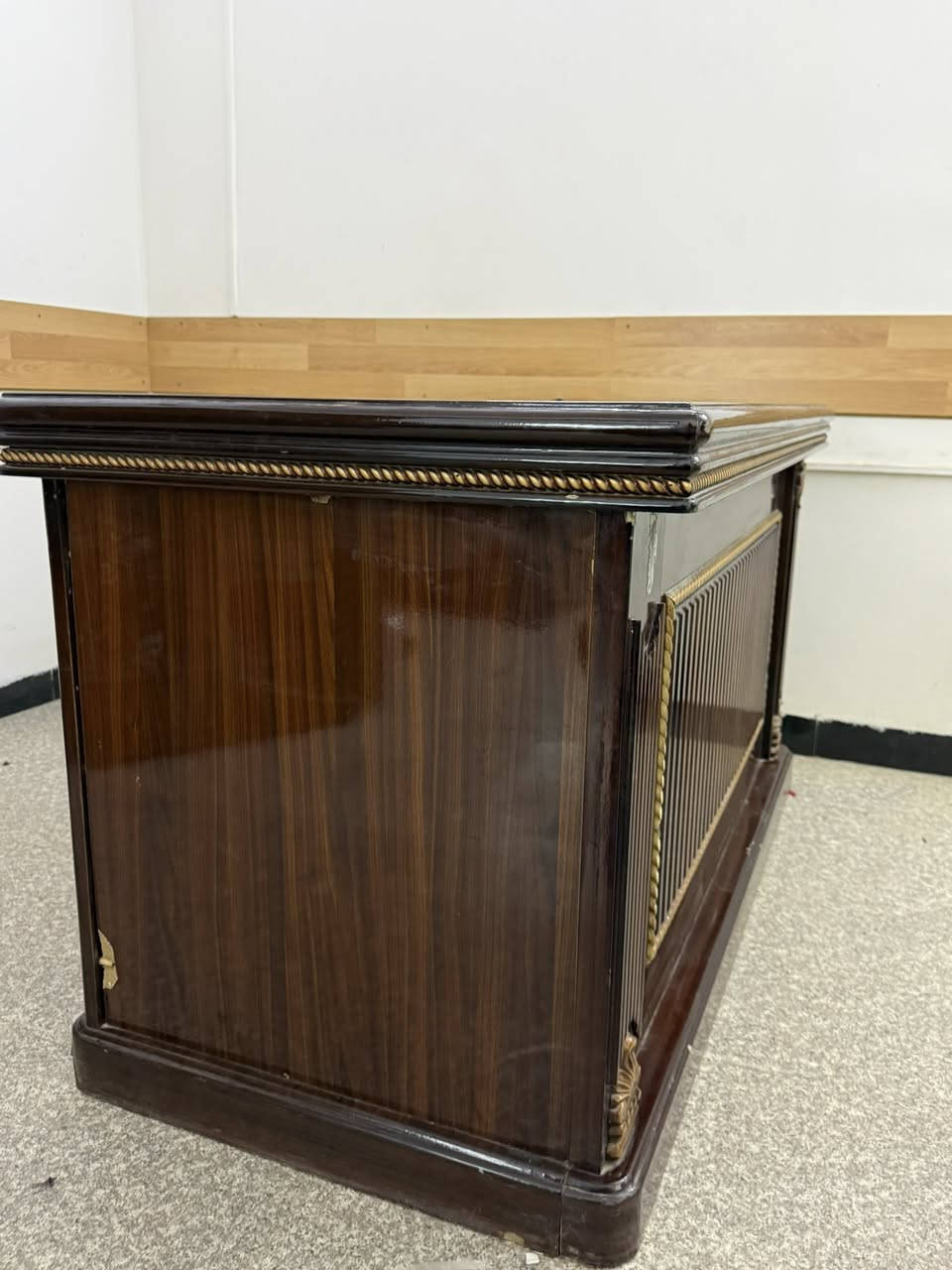 السلام عليكم
ميز مكتبي
الطول ١٤٠
العرض ٧٠ 
بي ٣ جرارات تعبانات يتصلحن
السعر ٦٠ الف وبي مجال للشراي

مكاني بغداد الغزالية
***********
اتصال مباشر او واتساب او ماسنجر
