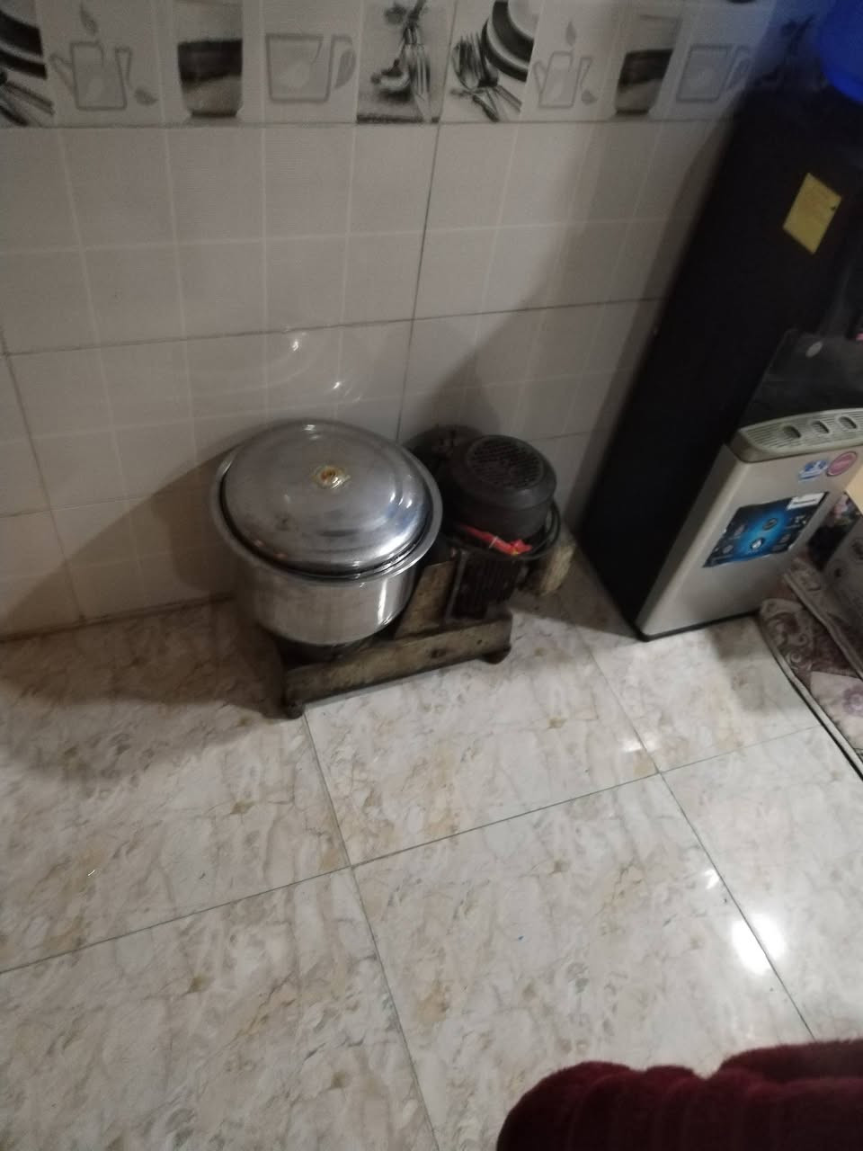 اخوان من رخصت الادمن اريد أعرض أغراض مطعم للبيع ماكنت حمص صناعيه للبيع مع بلانكوات وسفديجات ومصافي كبيره ستيل وكنارات لحم وتختت قصاب للبيع والسعر قيم بما يرضي الله وبيع ان شاء العنوان صليخ الرقم ***********
