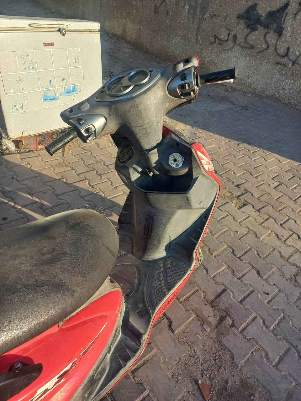 السلام عليكم دراجة للبيع سكنس كوري دراجة نضيفة ومستعجل ع البيع السعر 850 وبيها مجال *********** مكاني مدينة الصدر
