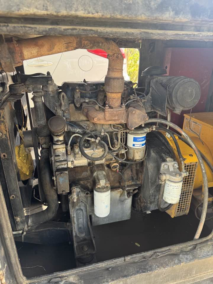 السلام عليكم 
مولد 27 كيفي بيركنز  حجم 91 نضيفه جدا 28 ورقة الاتصال على الرقم *********** واسط تاج الدين
