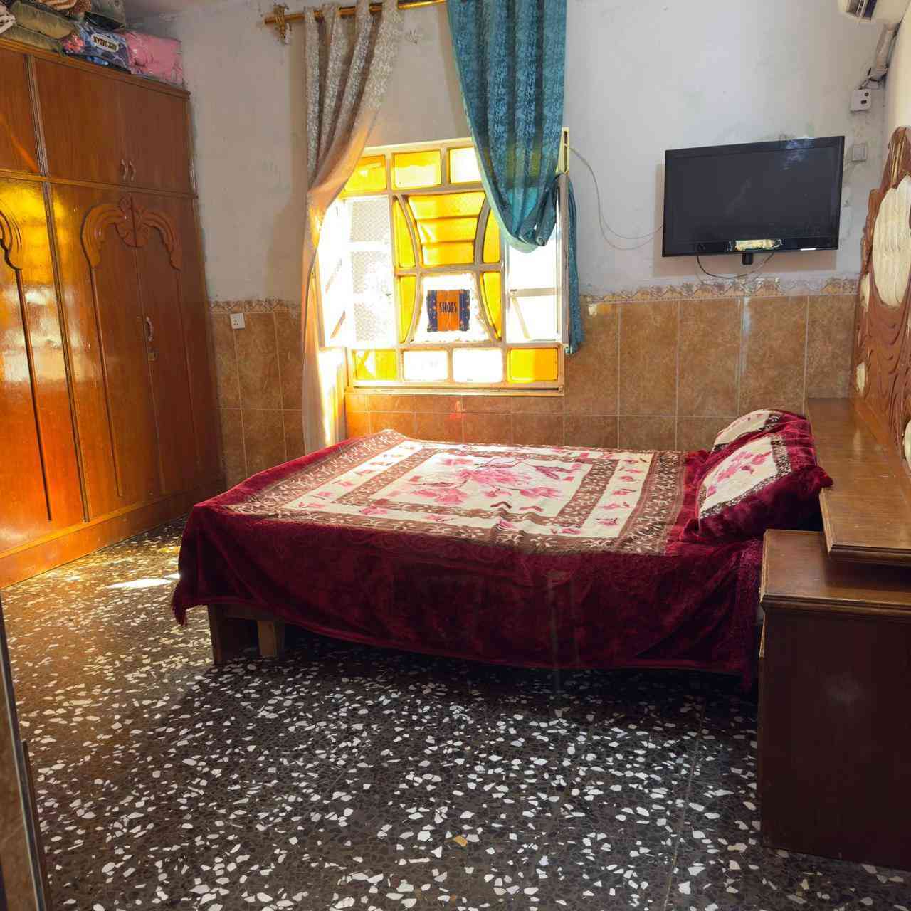 السلام عليكم بيت مساحه ٢٥٠ متر السعر ٨٨
الشعله الدوانم شارع البلوك أسد بغداد
طابق واحد يحتوي على استقبال حولي مطبخ 
حمامات ٢منور غرف النوم ٢
للتواصل ***********واتساب
***********
