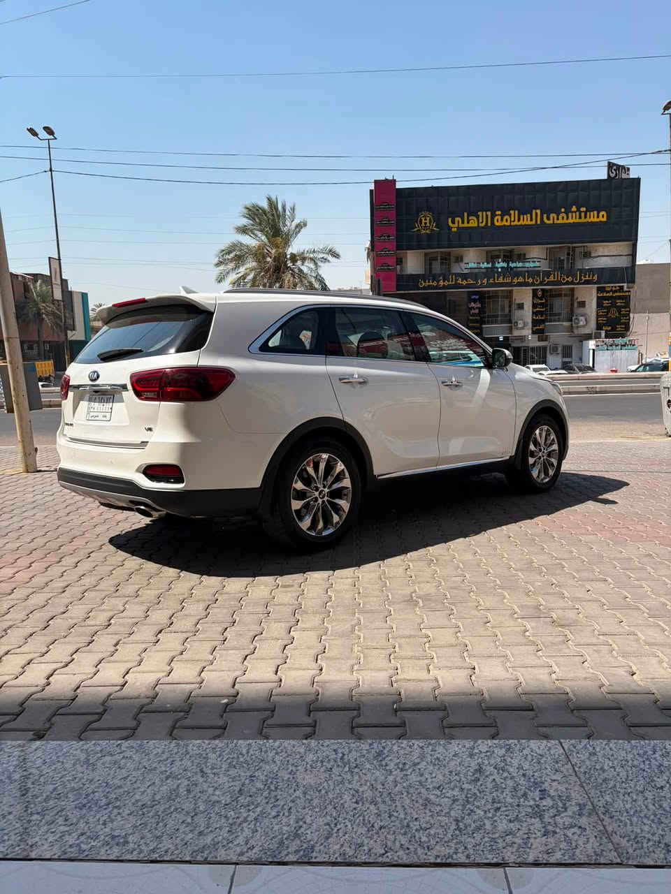 السلام عليكم للبيع كيا سورنتو موديل 2019 خليجي فول مواصفات فور ويل  بنوراما مقاعد تدفئة وتبريد ومقاعد خلفية تدفئة  ومقاعد كهرباء اريل نفكيشن السيارة ماشية 26.000 km حقيقي السيارة استخدام شخصي والحمدلله بعدها جديدة وبحالة الوكالة بيه صبغ بين البابتين جهة اليمين من الاسفل فقط وبارد بسيط بالصندوق 
السيارة مكانه بغداد المنصور وسعره 258 وبيه مجال بسيط
للاستفسار ***********
