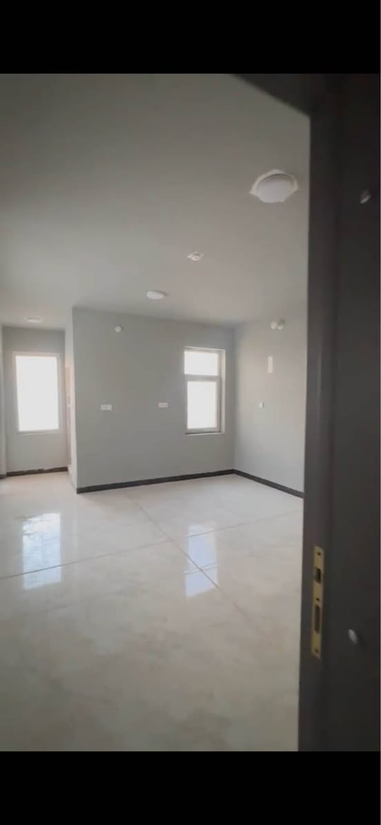 🏡 بيت مميز للإيجار – النجف الأشرف

📍 الموقع: النجف الأشرف – مجمع أبو تراب، المرحلة الأولى.

📐 المساحة: 200 م².
🏠 طابق واحد.
💰 الإيجار الشهري: 350 ألف دينار عراقي.

✨ تفاصيل البيت:

* 🛏️ غرفتان.
* 🛋️ صالة.
* 🪑 استقبال.
* 🍽️ مطبخ.
* 🚿 حمّامان.
* 🚗 كراج يتسع لسيارة.
* 🛡️ المجمع مزود بسكيورتي وبوابة أمن، مما يوفر أمانًا وخصوصية للسكان.
* ✅ جميع الخدمات الأساسية متوفرة.
* 🌳 منطقة هادئة ونظيفة، مناسبة جدًا للعوائل.
* 🏡 بيت مرتب ونظيف وجاهز للسكن مباشرة، بمساحة مريحة وتصميم عملي يوفر الراحة والاستقرار.

📸 إذا كنت تبحث عن بيت في موقع هادئ وآمن مع جميع الخدمات، فهذا الخيار يستحق المشاهدة.

📞 للاستفسار أو حجز موعد للمعاينة، يرجى التواصل على الخاص أو عبر الواتساب: *********** النجف, العراق
