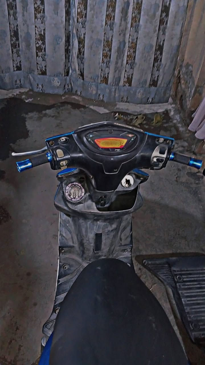 السلام عليكم للبيع GTR الدراجه مثل ما موضح بل صوره مكينه بلادي كلجات تشك الكاع نقص بس قايش لان البيها مال سكنس نصافت الكفرات70%100 السعر 875 وبيها مجال العنوان بغداد مدينه الصدر اتصل واتساب *********** وبل خدمه
