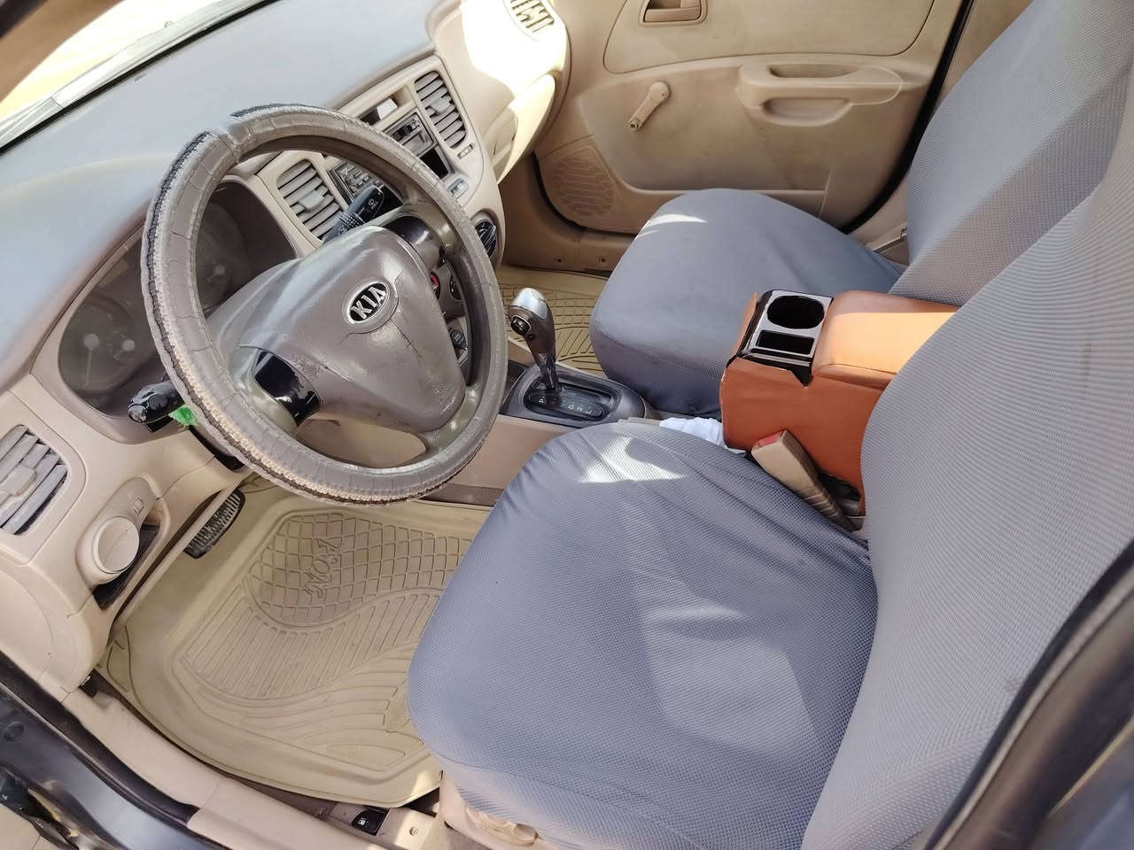 ريو ٢٠٠٧ خليجي مكينه وكير شرط بيه تبديل بنيد وباب سياره نظيفه حداديه توني مسويه
اتصال ***********
