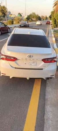 تيوتا كامري موديل 22 SE PLUS لون سمنتي بفول مواصفات بصمه وفتحه شاشه جب...