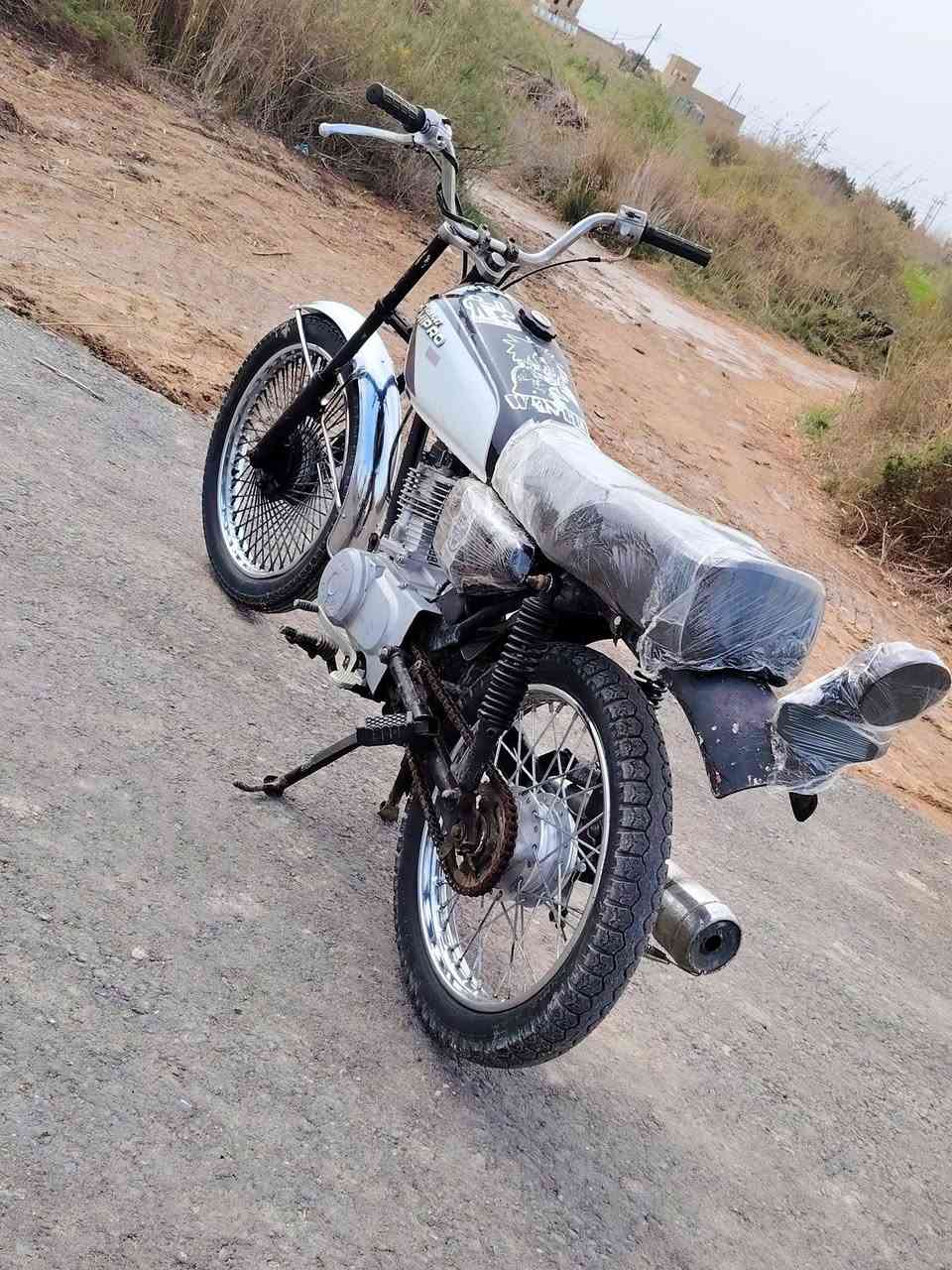 السلام عليكم اخوان دراجه للبيع نضيفه وحلوه السعر ٣٥٠ وبيهه مجال اتصل***********
