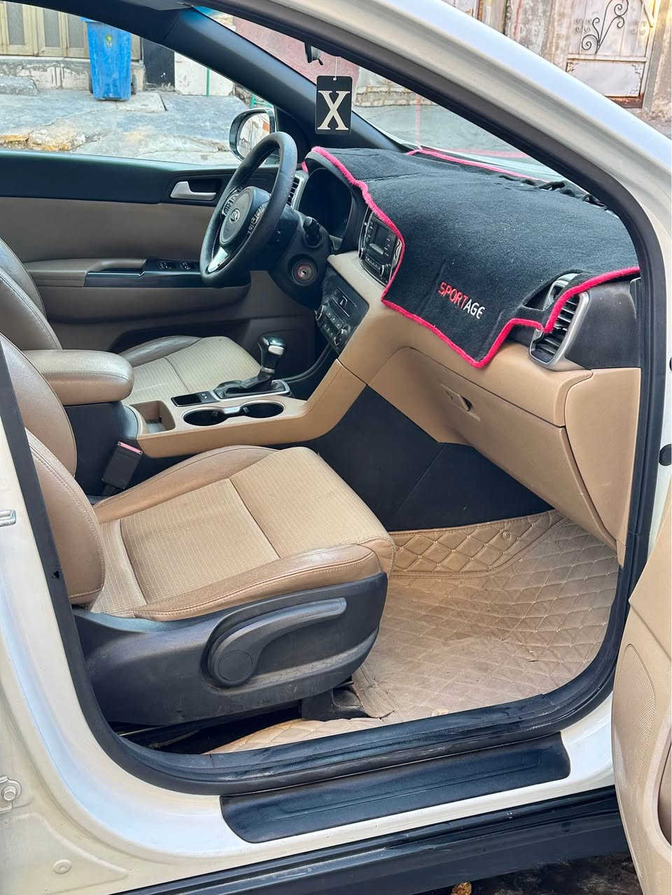 اللهم صل على محمد وال محمد 
كيا سبورتج موديل ٢٠١٨ 
خليجية بدون صبغ 
فقط بيها بارد قليل 
مواصفاتها نص فول 
⬇️رادار جانبي 
⬇️مري شفط + اشارة بامري 
⬇️زراكات ماء لايت 
⬇️كشن السائق كهرباء 
⬇️مكينة 2000دوش 
⬇️حساسات 360 درجة 
⬇️داخل جلد لونين 
⬇️ثلاث انظمة قيادة 
باقي المواصفات معروفه السيارة جاهزة من كلشي 
طخم تاير صدر حدادية  تبريد خير من الله 
مكان السيارة بالشعب 
سعرها ب١٧٨ وبيها مجال قليل
للاستفسار *********** بغداد, العراق
