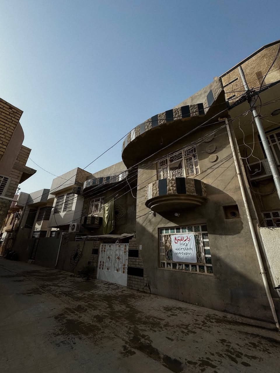 � بيت طابقين للبيع – حي العباس / الفرع الرابع (عمود 18)
� بيت طابقين للبيع – حي العباس / الفرع الرابع (عمود 18)

📍 يبعد عن الشارع العام (طريق بغداد) 250م وعن الإمام 3 كم.
المساحة: 125م² (12.5م واجهة × 10م نزال)
نوع العقار: طابو زراعي – سند 25

✨ المواصفات:

• الطابق الأول: استقبال، مطبخ، غرفة نوم، حمام وتواليت داخلي + تواليت خارجي
 • الطابق الثاني: 3 غرف نوم

📞 للاستفسار: ***********
                                     ***********

‼️غير متواجد على الفيسبوك
