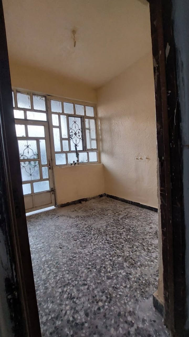 السلام عليكم ورحمة الله وبركاتة 
دار للبيع سند 25 تحويل مباشر 
محيزم السابعه قرب مدرسه بابل قرب شارع 100
مساحته 100 فوك غرفه وصالة وجوة غرفه وهول واستقبال ومطبخ صب كونكريت 
وهذا الرقم ***********
