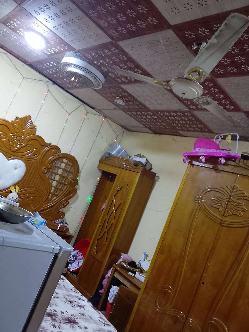 بيت حواسم قرب محكمه الكزيزه يتكون من 4غرف واستقبال + مشتل معزول غرفتين ماعلي ازاله سقف سندويج البيت كله سراميك الستفسار ***********
