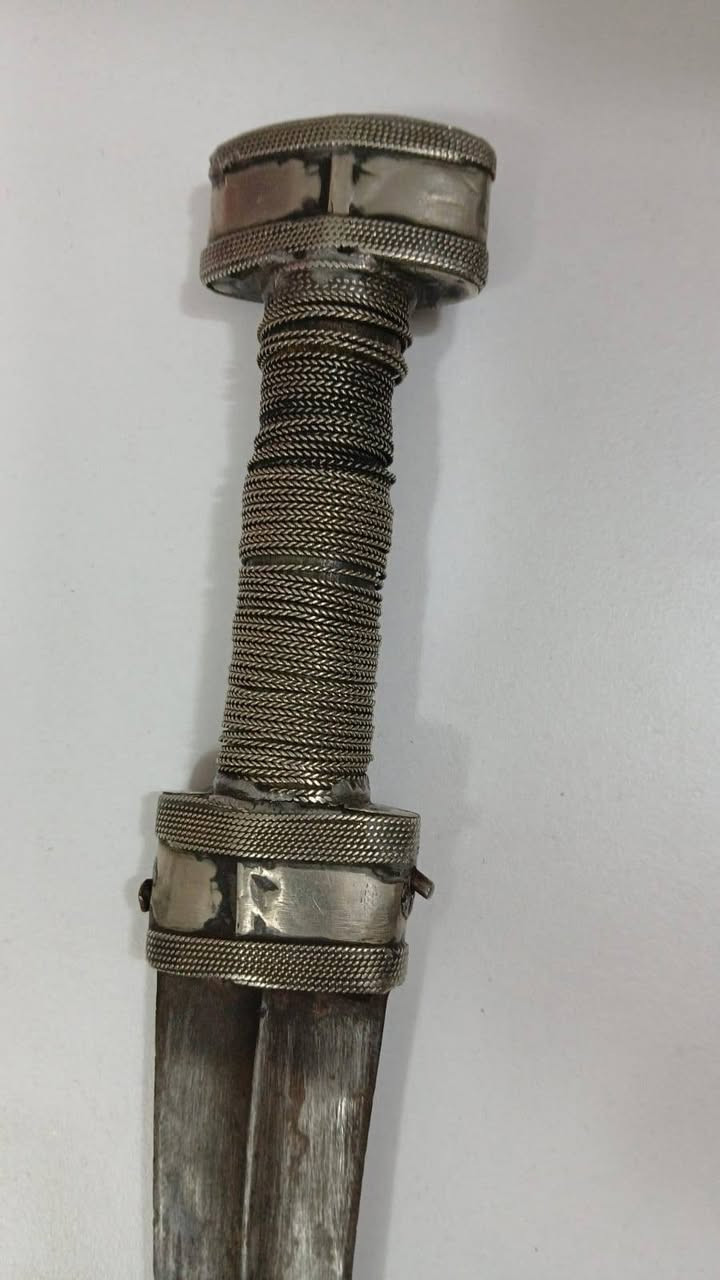 خنجر قديم تلبيس فضة يوجد ضرر بسيط موضح بالصور
السعر المطلوب 350الف


**إذا كنت صاحب هذا الإعلان وتريد حذفه لأي سبب، رجاءا أرسل رسالة إلى الدعم الفني**