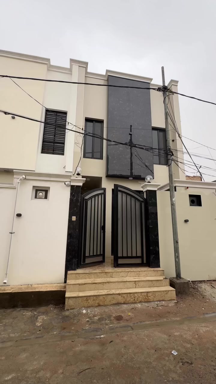 دار     رهن  رهن في حي الشهداء لاستفسار *********** مكتب الجزيره للعقار
