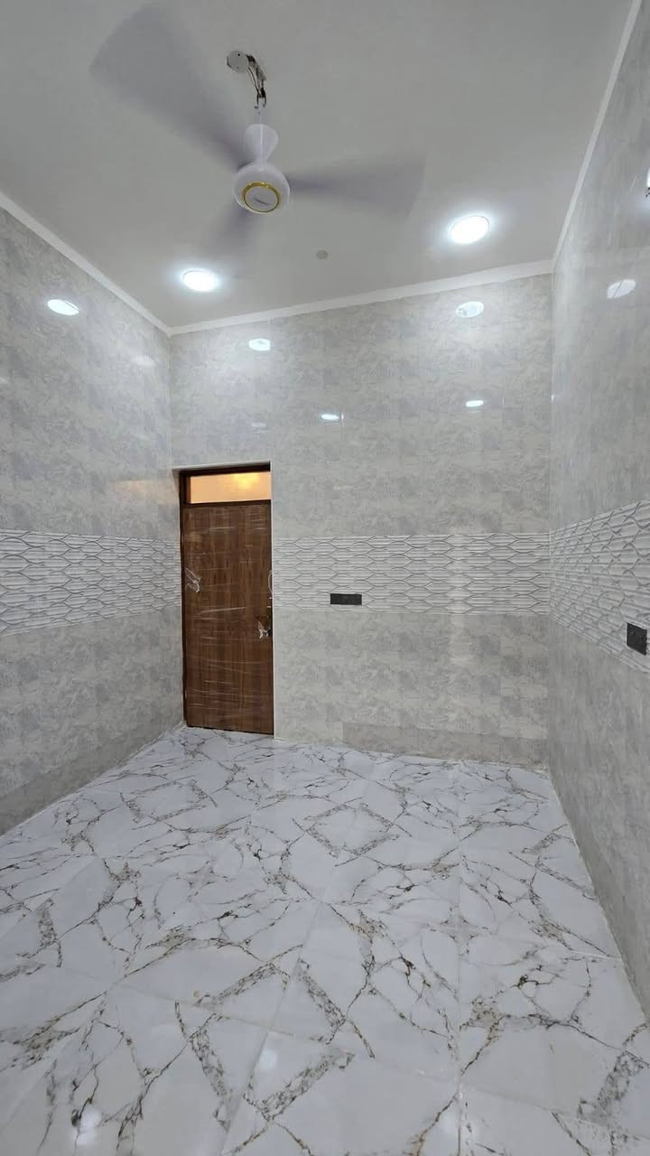 🏠 دور سكنية حديثة للبيع في البصرة - أبي الخصيب 🏠
​متوفر الآن (9) دور سكنية بتصميم عصري وبناء حديث، جاهزة للسكن الفوري.
​✨ المواصفات العامة:
​المساحة: 135 متر مربع لكل دار.
​نوع العقار: طابو زراعي (سند 25).
​حالة الدور: بناء جديد، فارغة، ومكتملة الخدمات.
​📍 الموقع:
البصرة - قضاء أبي الخصيب - شارع كوت ثوني (بالقرب من صيدلية كوت ثوني).
​🏗️ التفاصيل الداخلية لكل بيت:
​🛏️ غرفتي نوم (2).
​🛋️ صالة استقبال.
​👨‍👩‍👧‍👦 ديوان.
​🍳 مطبخ.
​🚿 مجموعتين صحية (داخلية وخارجية).
​🚗 طارمة واسعة.
​💰 السعر: 85 مليون دينار عراقي (قابل للتفاوض للجادين).
​📞 للتواصل والاستفسار:
​***********
​***********
​نرحب بزيارتكم ومعاينتكم للدور في أي وقت.
