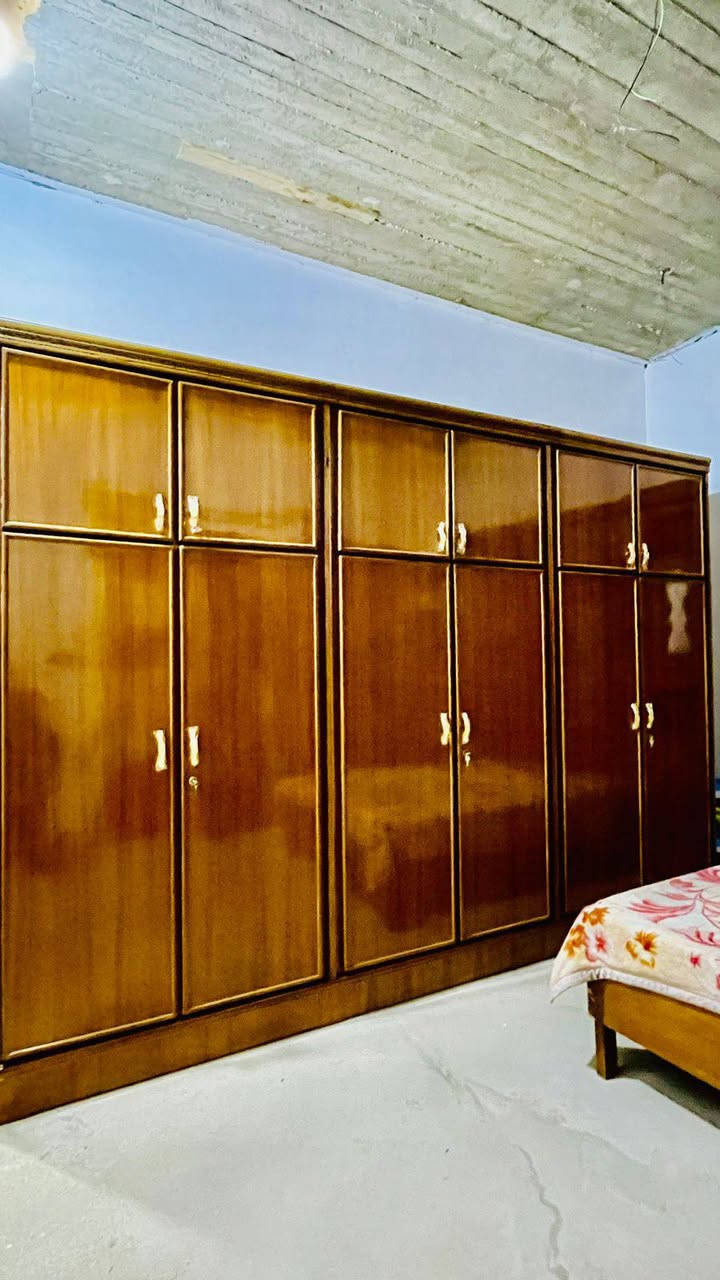 توجد غرفة نوم للبيع خشب صاج شرط نضافه فول استخدام قليل للاستفسار اتصال على ***********
