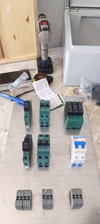 خزانة شمسية • تركيب شمسي • منظومة شمسية