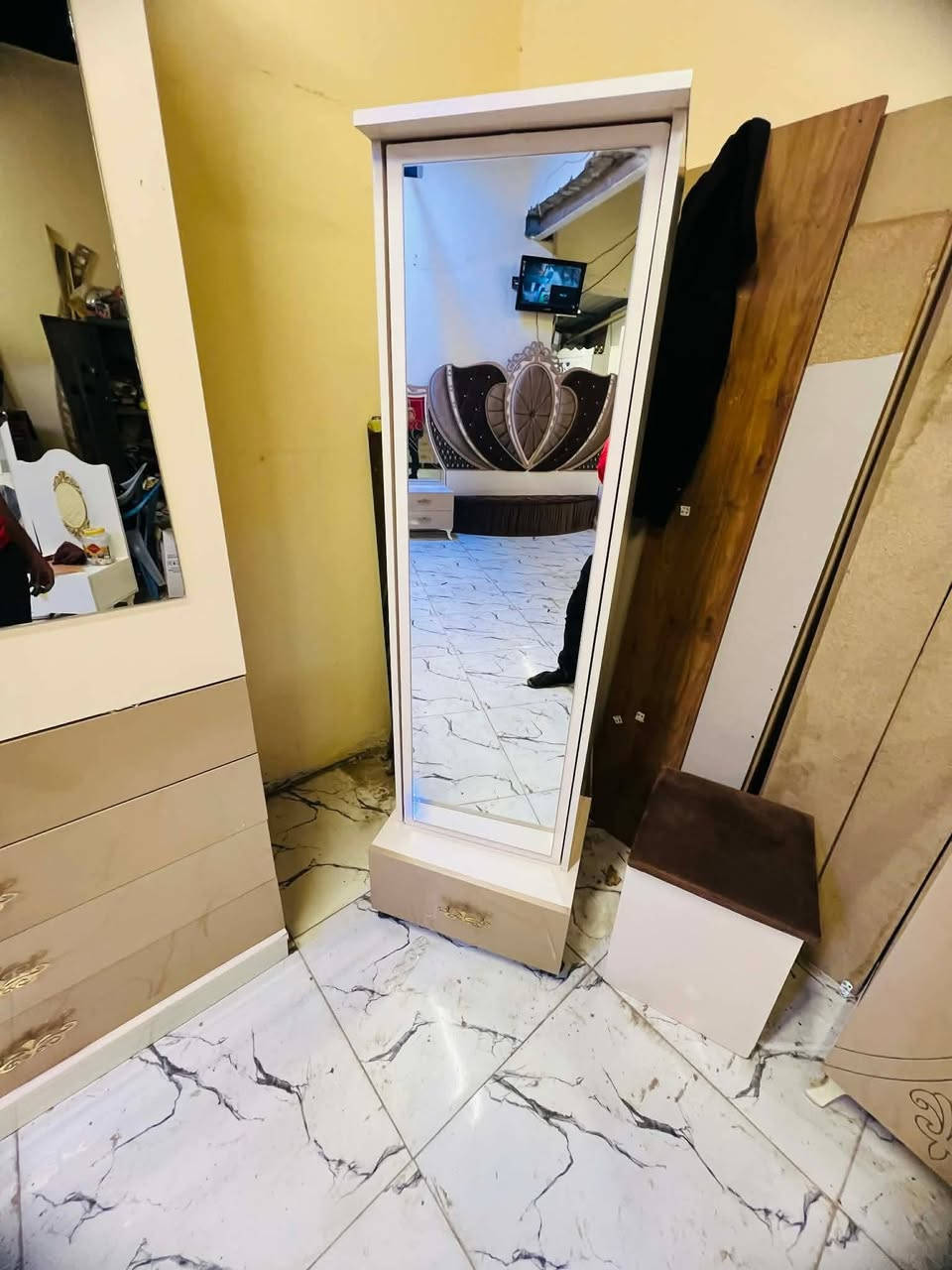 غرفة نوم مستعملة🇹🇷
موديل حديث ✨
لون مـــمــــيز 💫
 نضافة80 ٪💯
عدد القطع / 9
نضام / سلايت +ابواب 
سعرها /850قفل 💸
شد ونقل داخل بغداد مجاني🚛
يوجود توصيل محافضات بكروة 
‏للحجز واتس اب
***********
