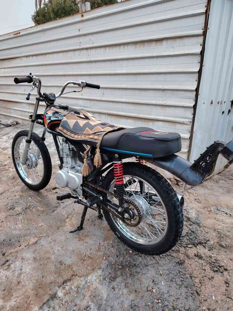 سلام عليكم دراجه نامه شلامجه تعمير 25 الدراجه جاهزه مجهزه ربع مذب عليه ما صارله 24 يوم من اتعمرت الدراجه جديد تجي وتشوفه احله من الصوره مكينته ناعمه تخبل والشاصي ارشه موديل 18 أوراق سكنر السعر 650 وبيه مجال العنوان حله شارع 80 الرقم ***********
