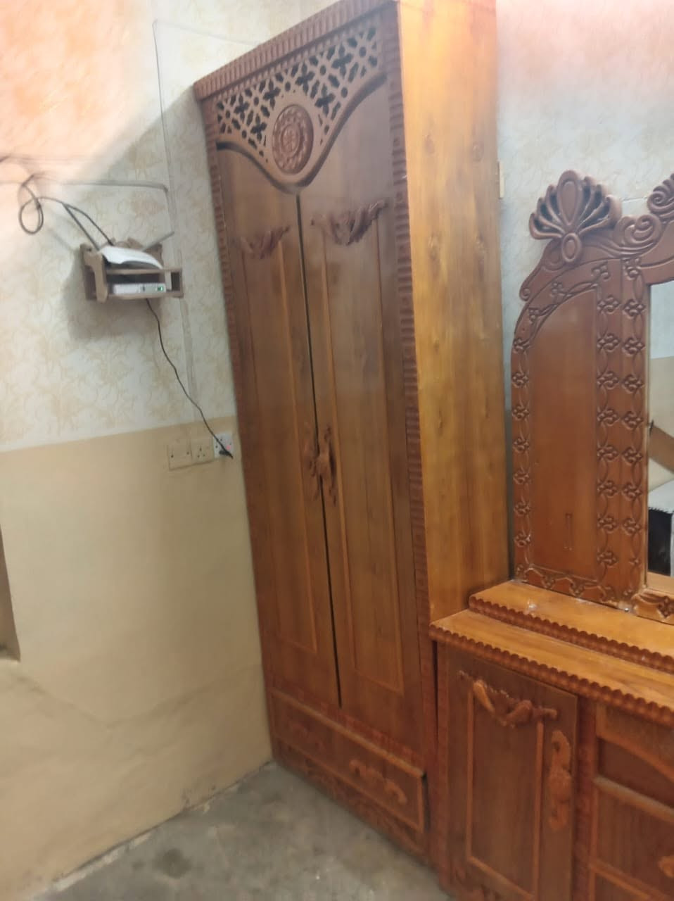 السلام عليكم يوجد غرفة خشاب مستخدمه شي قليل للبيع التواصل على هذا الرقم /***********/
