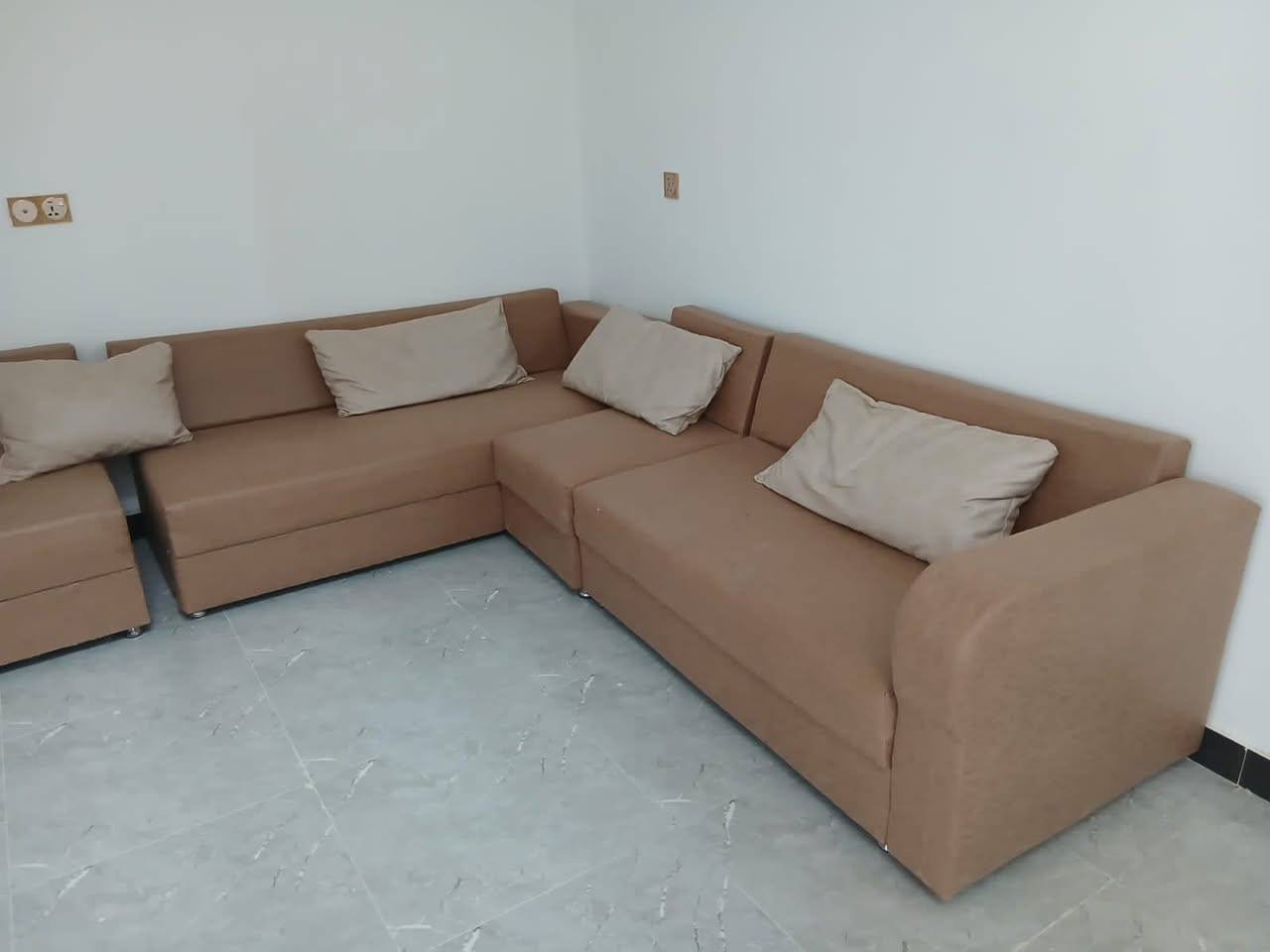 السلام عليكم 
ديوان 13 نفر مستعمل للبيع السعر 300 الف وبي مجال المكان دور الزراعه الرابعه قرب اسواق دور الزراعه للطلب والاستفسار يرجى الاتصال ع الرقم التالي ***********
