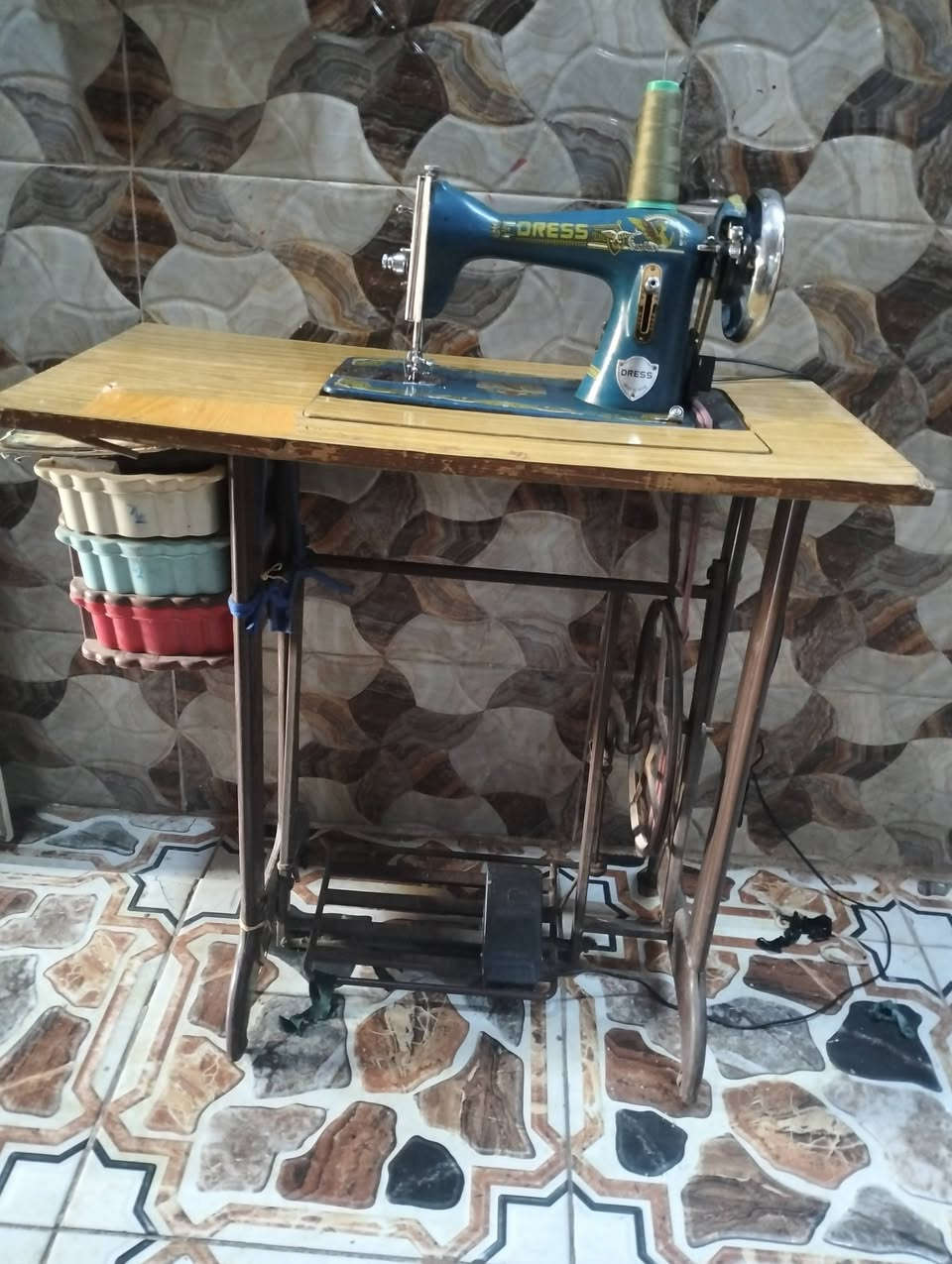 السلام عليكم للبيع مكينه فراشة ما بيها عيب     ب80 + الميز + الدواسه
وبيها مجال قليل *********** بي واتساب

