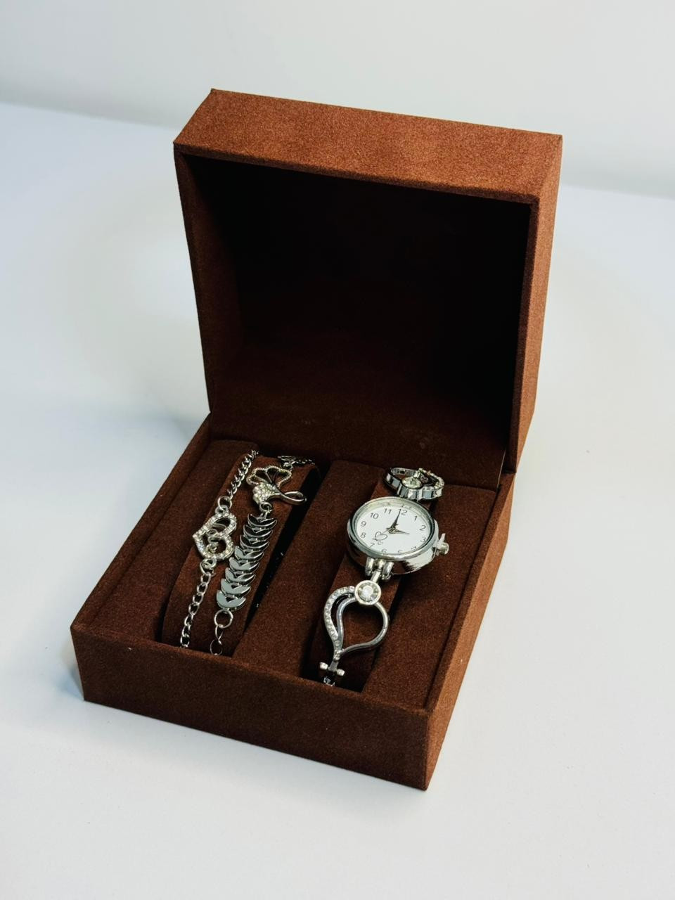 ساعة⌚ يد نسائية أنيقة بلون ذهبي مصممة. تأتي الساعة مع إسوارة متناسقة بنفس التصميم داخل علبة أنيقة، لتكون خيار مثالي للهدايا والمناسبات الخاصة. (سعر 10ألف)
توصيل مجاني جامعة المثنى.والرميثة


**إذا كنت صاحب هذا الإعلان وتريد حذفه لأي سبب، رجاءا أرسل رسالة إلى الدعم الفني**