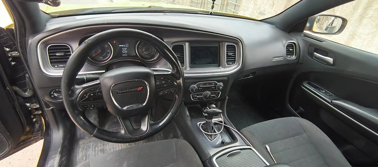 جارجر بوليسي  موديل ٢٠١٩
محرك ٣٦٠٠ شادين
ماشية ٢٢٢ الف كم
تبديل جاملغ وبنيد وباب الخلفي عكس السايق
السعر ١٧٠ ورقة  وبيها مجال
واتس او اتصال ***********
