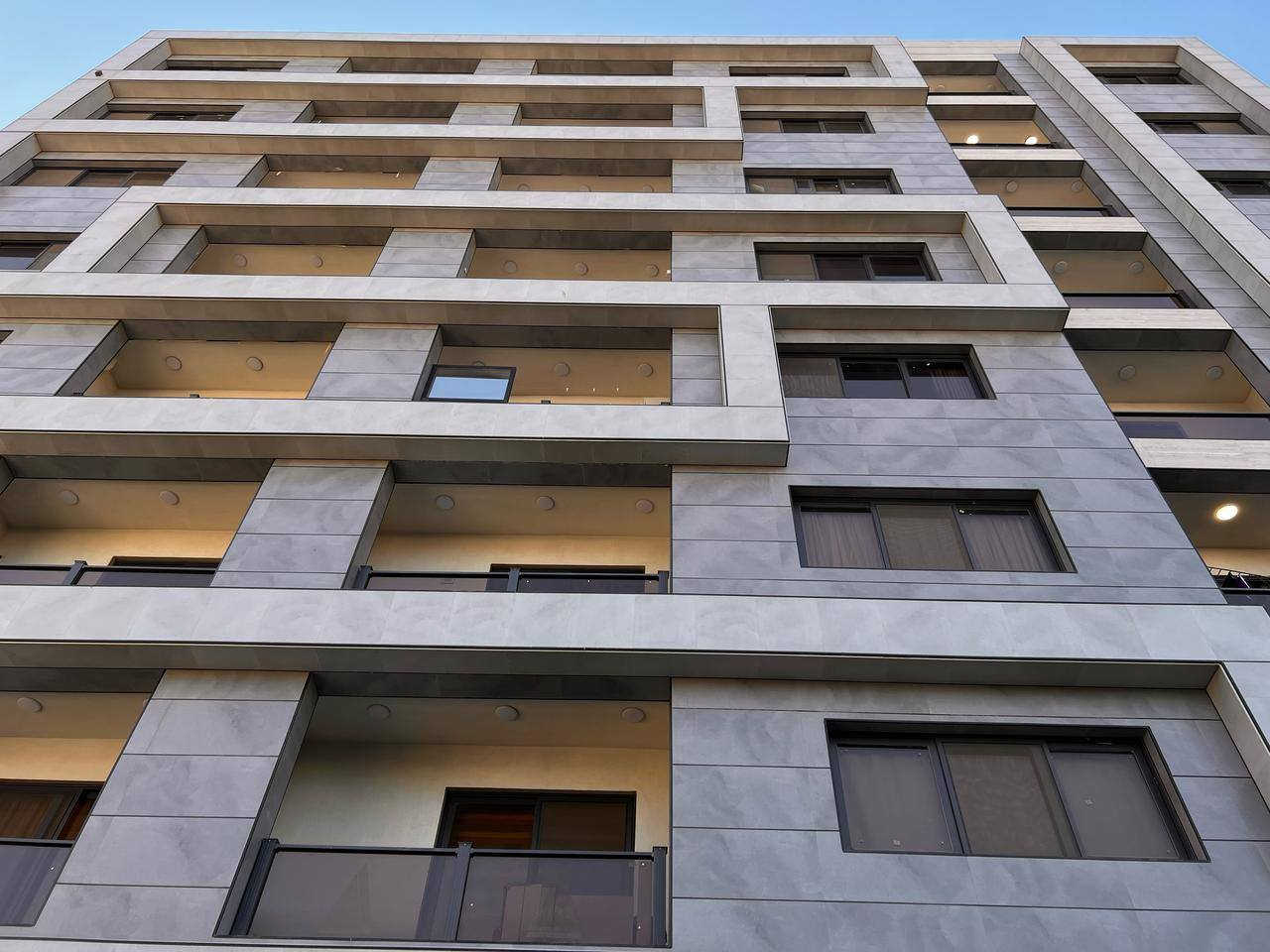 للبيع 
من يرغب بالإستثمار  
شقة أرضية حالة السند مستقل
الموقع في العرصات (الشيد 12)  المساحة 130 م
مؤثثه درجه أثاث فاخر
 مؤجرة بوارد سنوي 19200$+ تأمينات شهر 
 مكونه من
مطبخ وصاله 
3 غرف نوم أحدهما ماستر 
خدمات العماره 
نظام سكيورتي ومراقبة كاميرات
كراج عدد 2 تحت الارض
مصعد عدد  2
موقع هادئ ومميز
للأستفسار  مراسلة
 الصفحة او الأتصال
 على ***********
