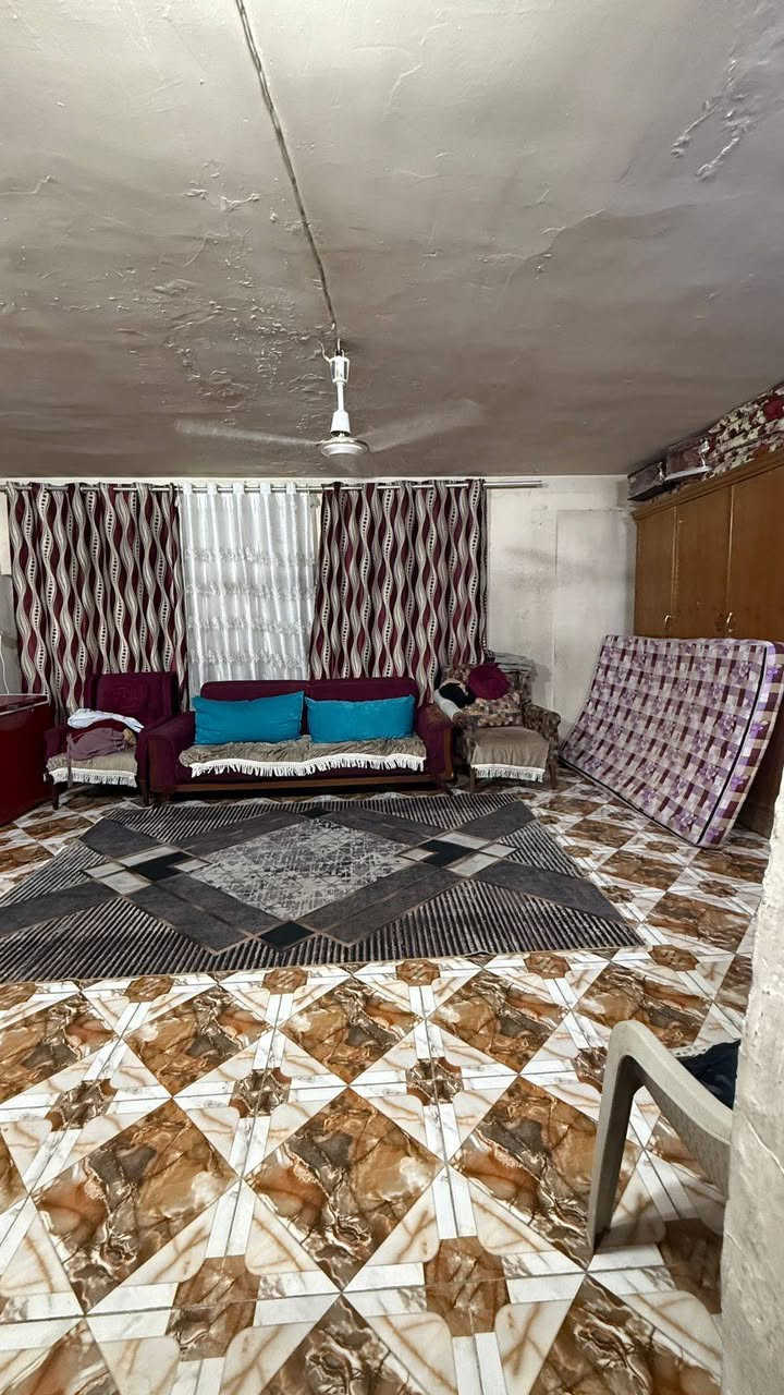 السلام عليكم بيت تجاوز في شارع فلسطين قرب كلية الرافدين كلشي قريب سوق صمون خبز اسواق مدارس 

مساحة 155 م تقريباً 
كهرباء خصخصة وطنية ما تطفة 
كاشي سيراميك جديد يحتوي على استقبال كبير + مطبخ كبير حار بارد + منور وترك + غرفة كبيرة للعائلة قابلة للتقسيم +طابق ثاني غرفتين سندويش جديد
منطقة هادئة ونظيفة البيع بسبب السفر 
التواصل مع البائع
***********
