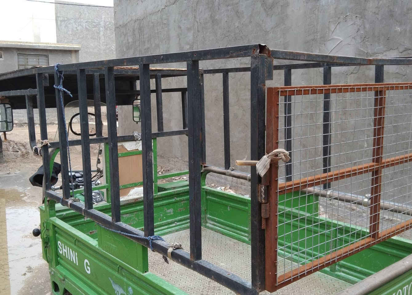 محجر ستوتة جمرة نضيف بي باب ورباط متحرك 
ومرايات  جانبية و مكاني كربلاء قرب مدينة الزائرين طريق طويريج وهذا رقمي *********** 
وسعرة 75 الف
