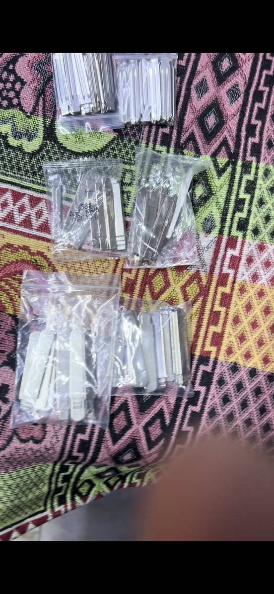 تشكيلة مفاتيح وبصمات وكفرات وبصمات كراج وسويچات العدد 286 راسلني ادزلك فيدواتهن وتفاصيل كاملة والسعر جداً مناسب للتواصل ***********
