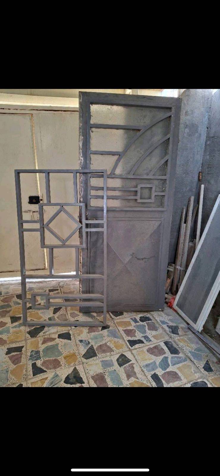 باب حديد بدون جرجوبه طلاكه ونص العرض ١٣٥ مع كتيبه 
كما موضح  نوع ثقيل جدا