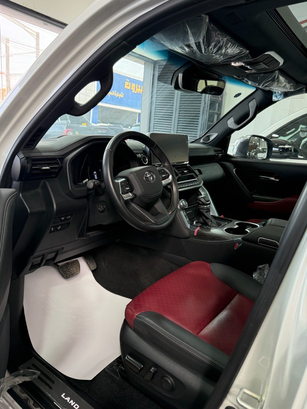 1. لاندكروزر VxR توين تيربو 2025 رقم بغداد العداء (3520 كم)مواصفات اللكزز
1. رادارات امامي جانبي خلفي تحديد مسار قيادة ذاتية
2.  كامرات محيطية عدد (4) فور ويل (4*4) تشغيل عن بعد 
3. محرك 6 سلندر 3500 توين تيربو هايبرد 
4 شاشة بالحجم الكبير شاشات خلفية اصلية ابواب شفط 
5. داتا شو عرض على الزجاج ستيرن كهربائي 7 راكب
6. كراسي الامامية كهرباء وتبريد وتدفئة وكرسي السايق ميموري ذاكرة كراسيالسبعة راكب كهرباء 
7. جنطة كهرباء كراسي الخلفية تبريد وتدفئة تشغيل عن بعد ابواب شفط 
1. لحاية امامية خلفية لحية 2026 ترايش نفخ بالابواب 