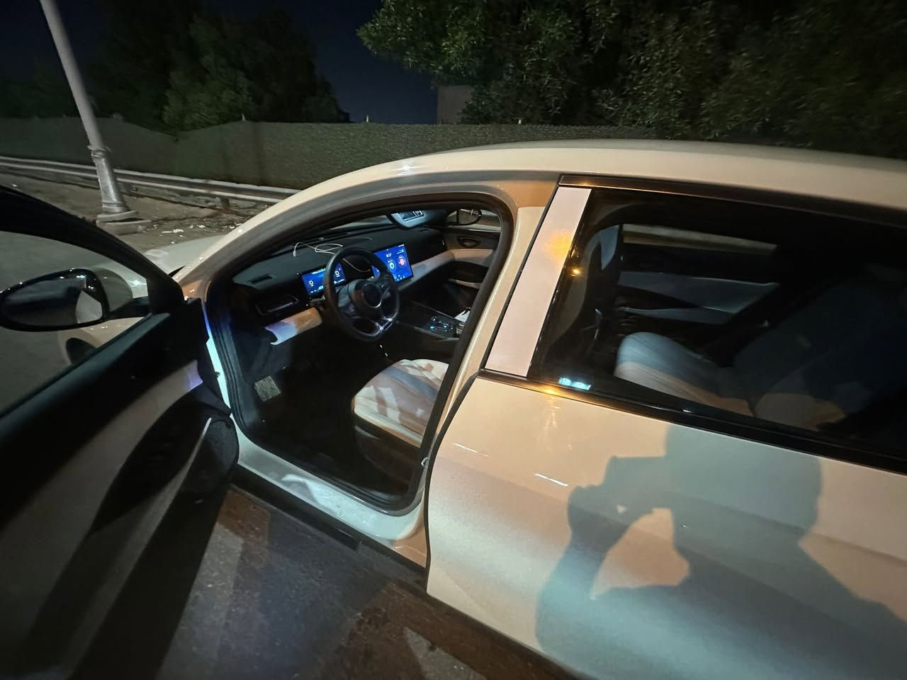 السلام عليكم..سيارة بي واي دي سيل6 موديل 2025ماشية 5000 متر يعني زيرو لون حليبي داخل ابيض جديده حساسات امامي خلفي كامره كل اتجاهات السيارة نازل بيها كل البرامج ومتحدثة اخر تحديث مع ملحقات كاملة متوفرة ومامستخدمات ابد تواصل *********** مكاني بغداد
