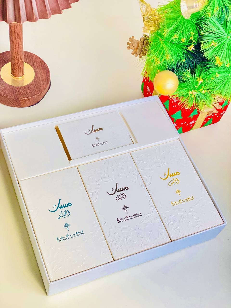 ⁨ سيت مسك ابراهيم القرشي لكلا الجنسين Ibraheem Al Qurashi Musk Perfume Set Unisex 🩵🫧🍬 
يتضمن 6 عطور متنوعة بروائح مميزة وغنية. 
♡  الحجم الكبير 3 قطع 75ml 
♡ حجم ميني 3 قطع 10ml 
النـوتـات العطرية :
- مسك الليل : 😔🌠
البرغموت، الكشمش الأسود، التفاح
خشب الأرز، الباتشولي، الكراميل
المسك، العنبر، الرمان
مسك الشمس : ☀🥹
القرفة، الهيل، زهر البرتقال، البرغموت.
 البوربون، الإليمي، الفانيليا.اللوز الحلو، المسك، الأمبروكسان، خشب الغاياك.
مسك القمر : 🌙💋
الليتشي، الراوند، البرغموت، جوزة الطيب. الورد التركي، الفاوانيا، المسك، الفانيليا، البتاليا. الكشميران، البخور، خشب الأرز، نجيل الهند الهايتي

سعر المجموعة 35 الف


**إذا كنت صاحب هذا الإعلان وتريد حذفه لأي سبب، رجاءا أرسل رسالة إلى الدعم الفني**