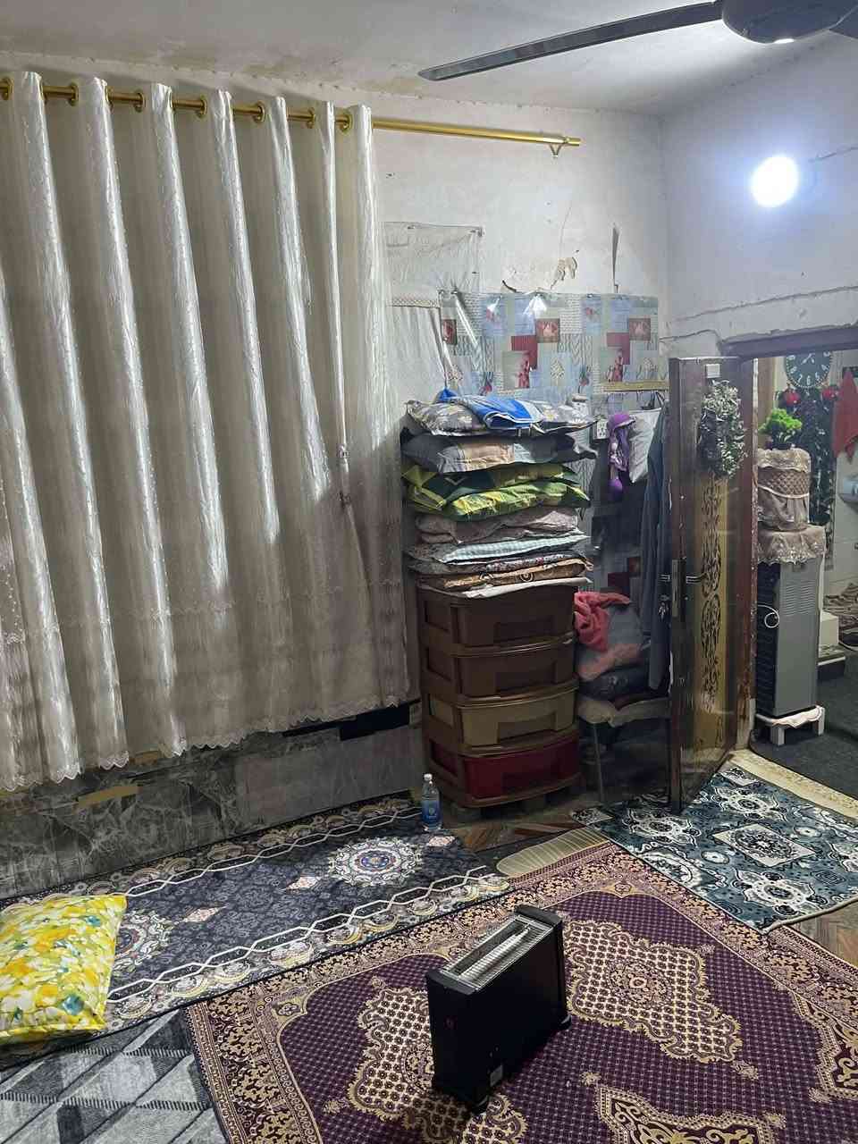 السلام عليكم بيت للبيع ،مساحه ٨٤. متر طابقين يتكون الطابق الجوه من ٣ غرف ومطبخ وصحيات والطابق الفوك ٢ غرف كبار وبيتونه ،،بناء جديد الطابق الفوك،،،العنوان شارع ١٣ مقابل بيت عبد الخالق مجاور كرزات الجود ،،الاستفسار ع رقم ،،***********.    ,***********.
