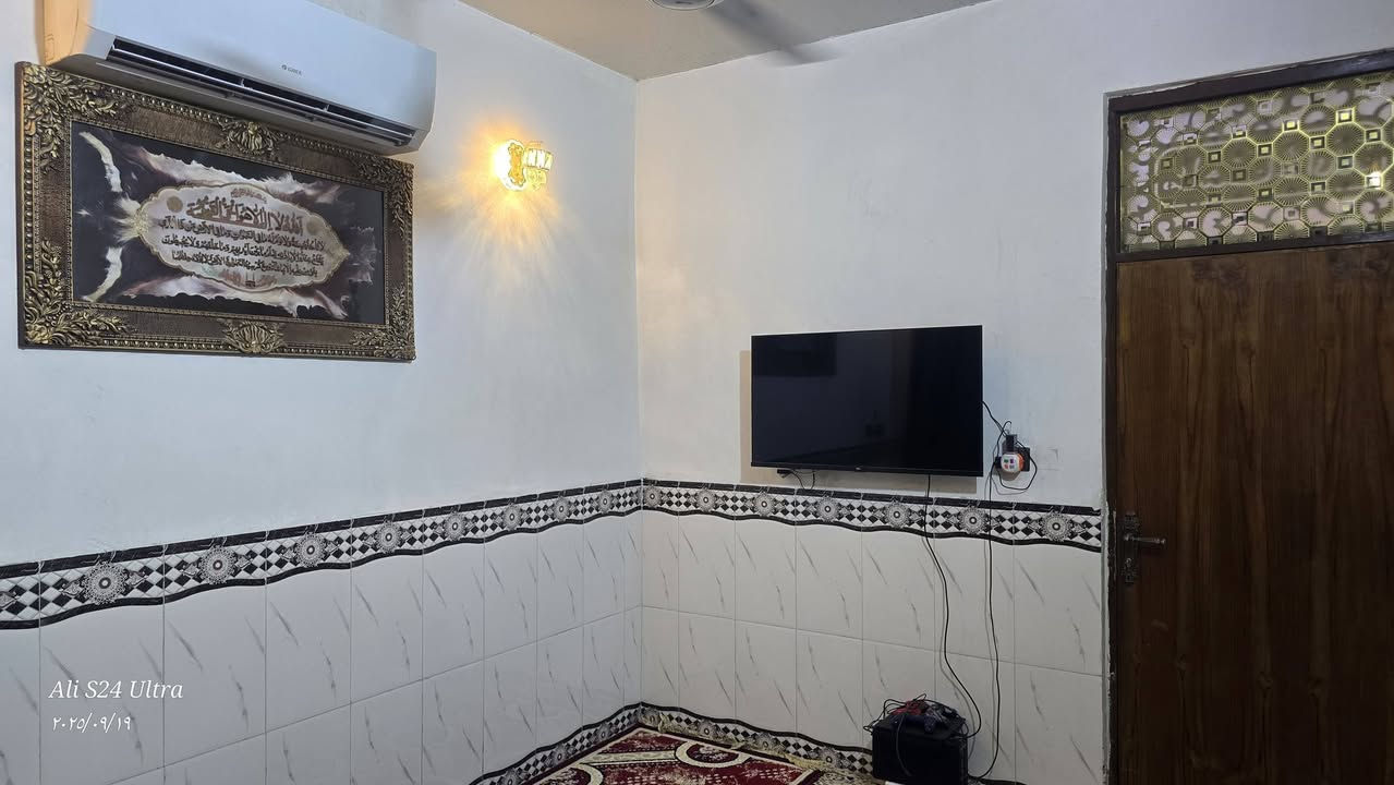 دار للبيع المساحة ١٠٠ م
شارع المكبس عالشارع مجاور اسواق السندباد 
يحتوي على كراج ،استقبال ،مطبخ ،٢ غرف ،حمام ،منور ،
 ***********
